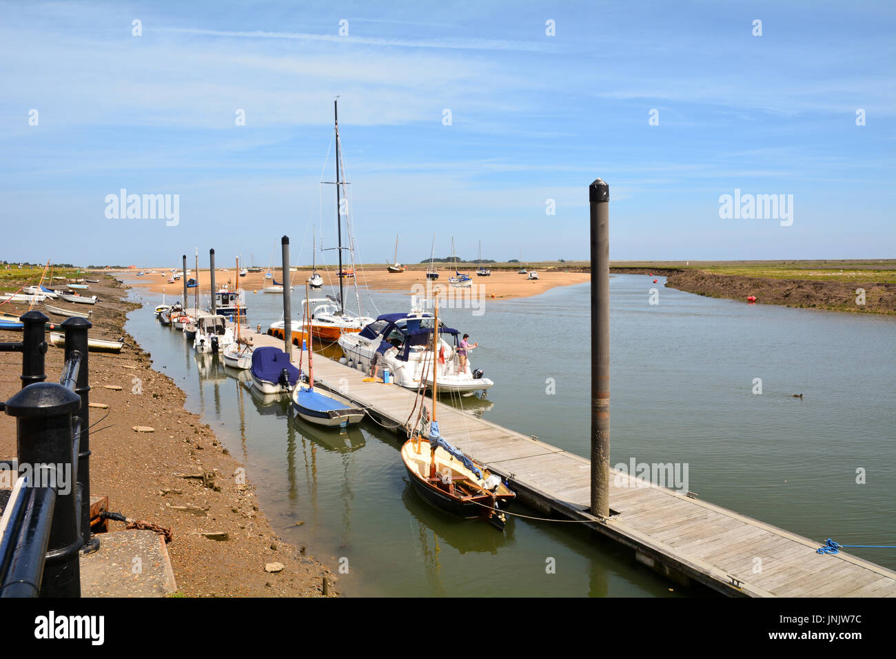 Barche in flotta orientale con la bassa marea a Wells-next-il-mare in Norfolk Inghilterra Foto Stock