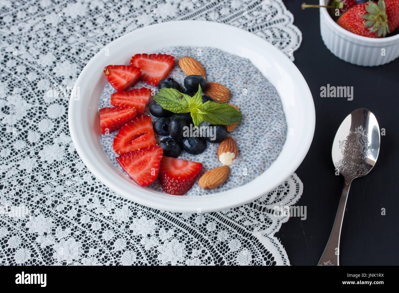 Budino di chia con frutta fresca Foto Stock