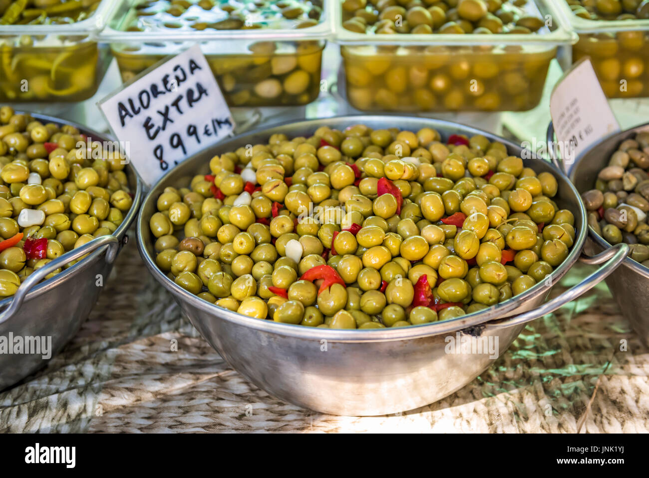 Green Olive alorena in vendita in un cibo street market, Mallorca, Spagna, Europa Foto Stock