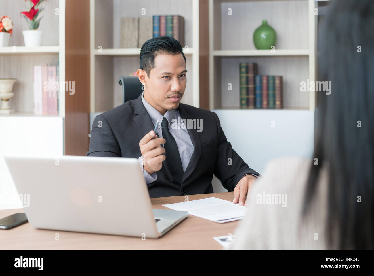 Il colloquio di lavoro, uomo d'affari asiatici manager ascoltare le risposte dei candidati per il colloquio di lavoro. Foto Stock