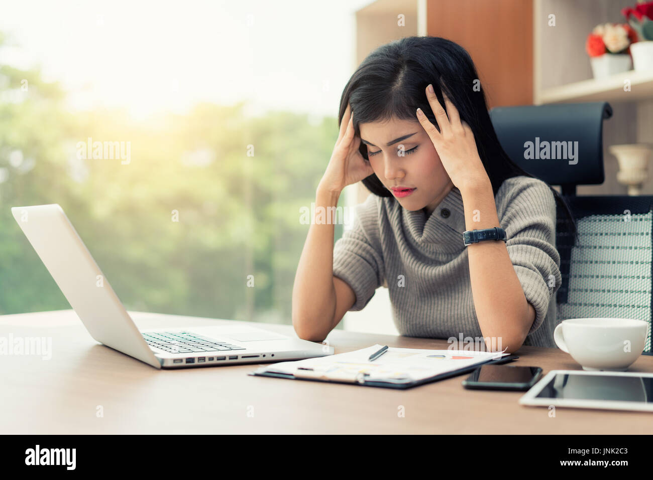 Ritratto di giovane stanco Asian business sentimento donna lo stress da lavoro. Lo stress sul lavoro e pressione emotiva concetto. Foto Stock