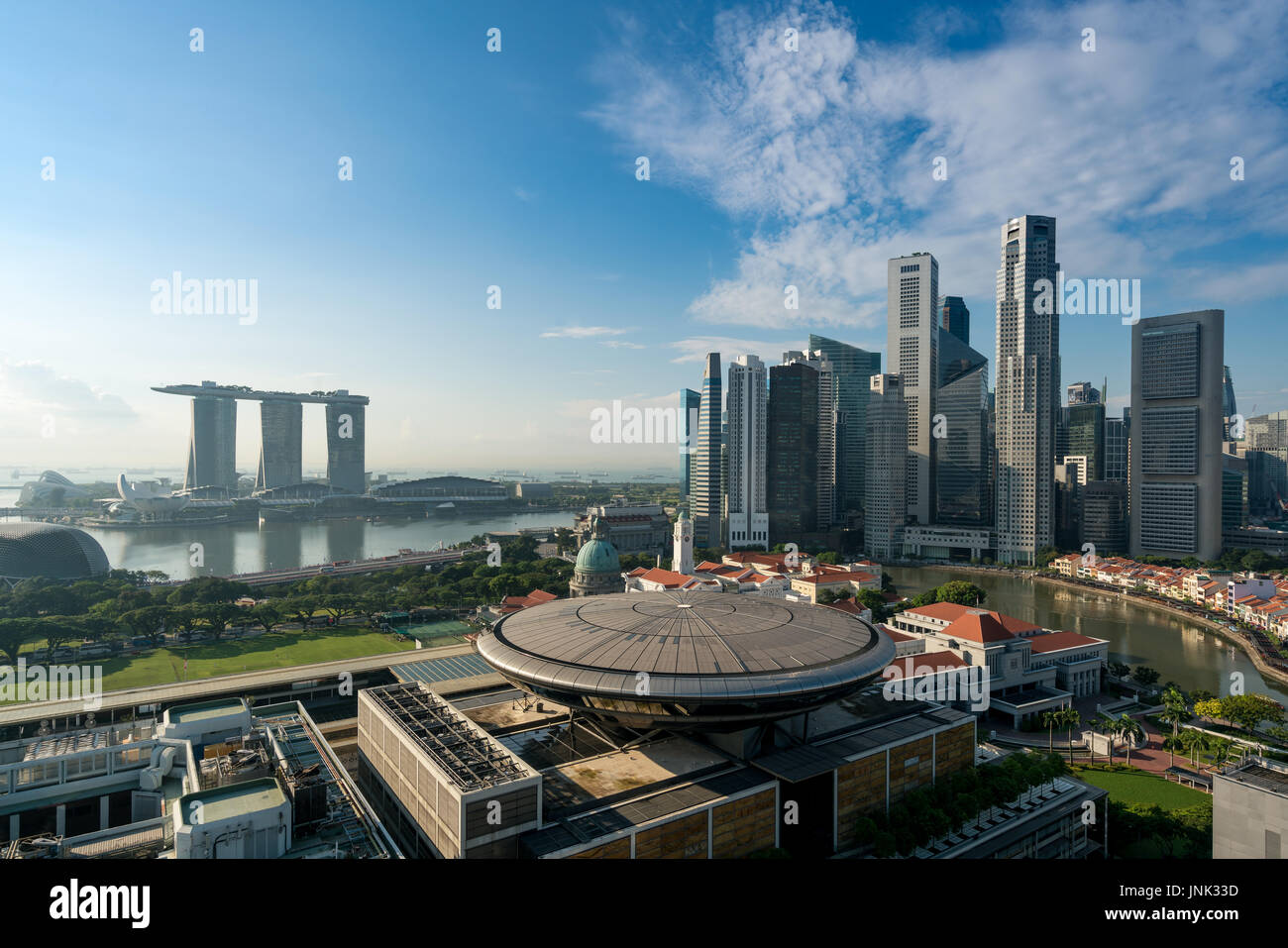 Panorama di Singapore al quartiere degli affari e dello skyline di Singapore grattacielo con la corte suprema nella mattina di Marina Bay, Singapore. Foto Stock