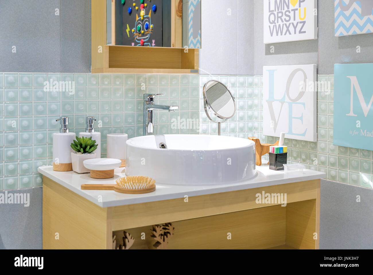 Interno del bagno con vasca lavello e rubinetto di specchio. Il design moderno del bagno. Foto Stock