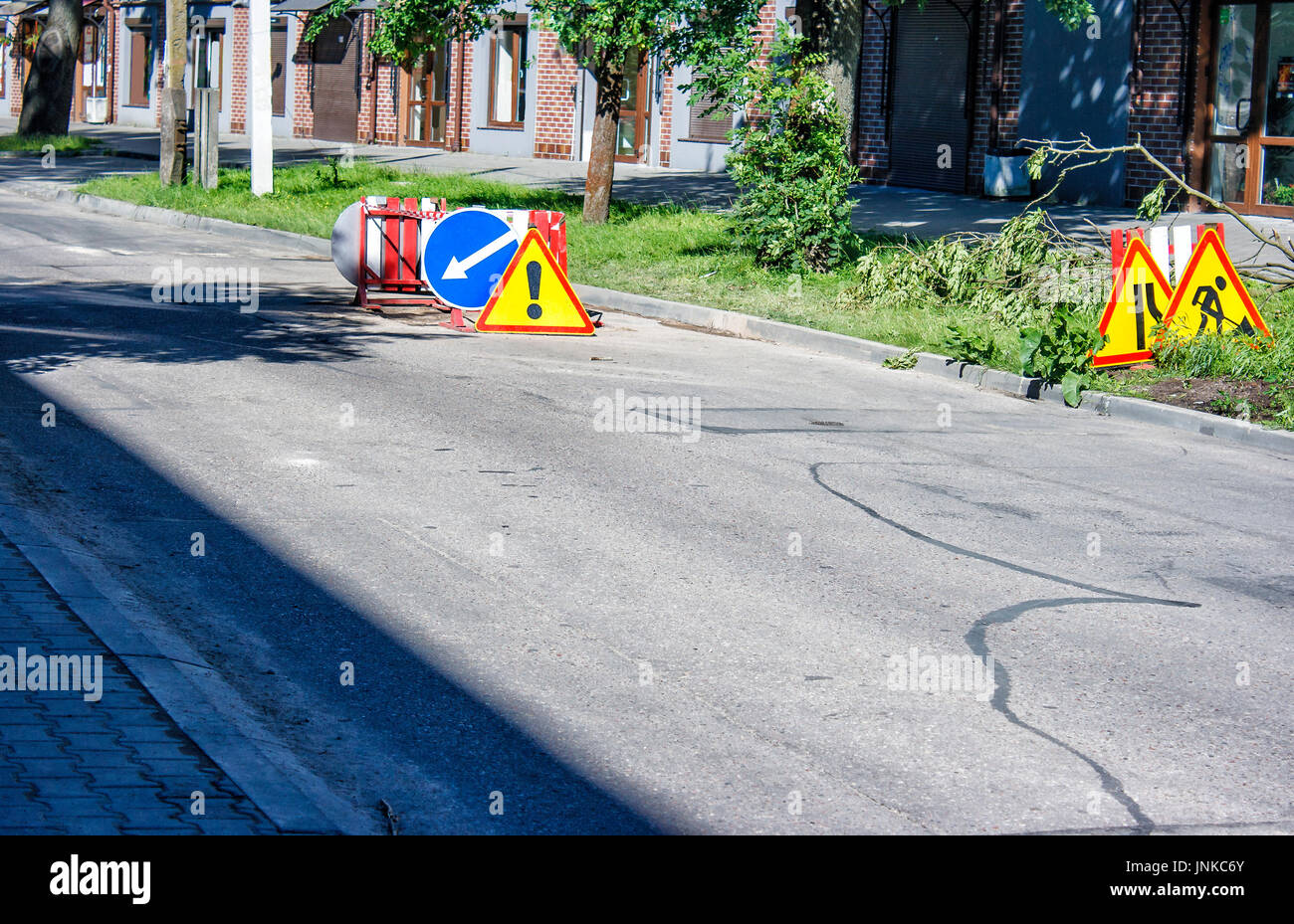 Indicazioni per la riparazione di una strada su strada all'aperto nella città dell'estate. Foto Stock