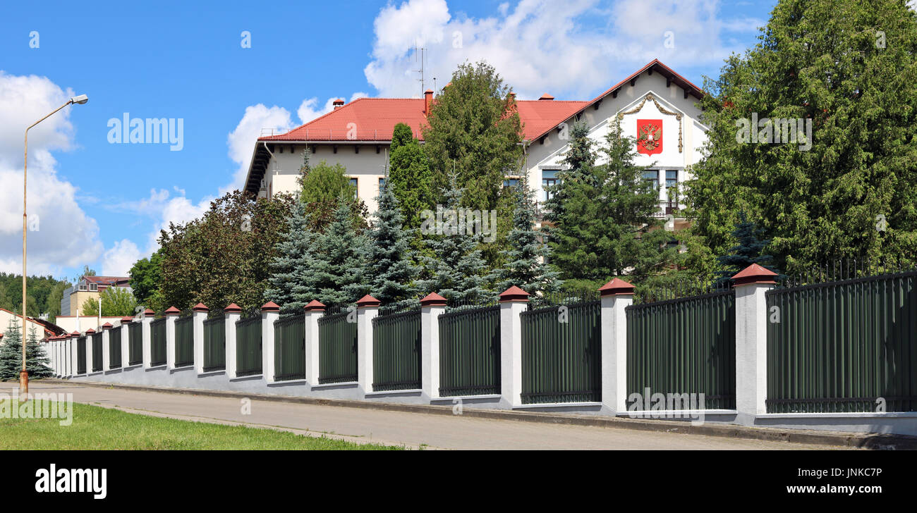 VILNIUS Lituania - Luglio 06, 2017: l'edificio dell'Ambasciata russa in Lituania è situato nel centro storico di elite verde area centrale del tappo Foto Stock