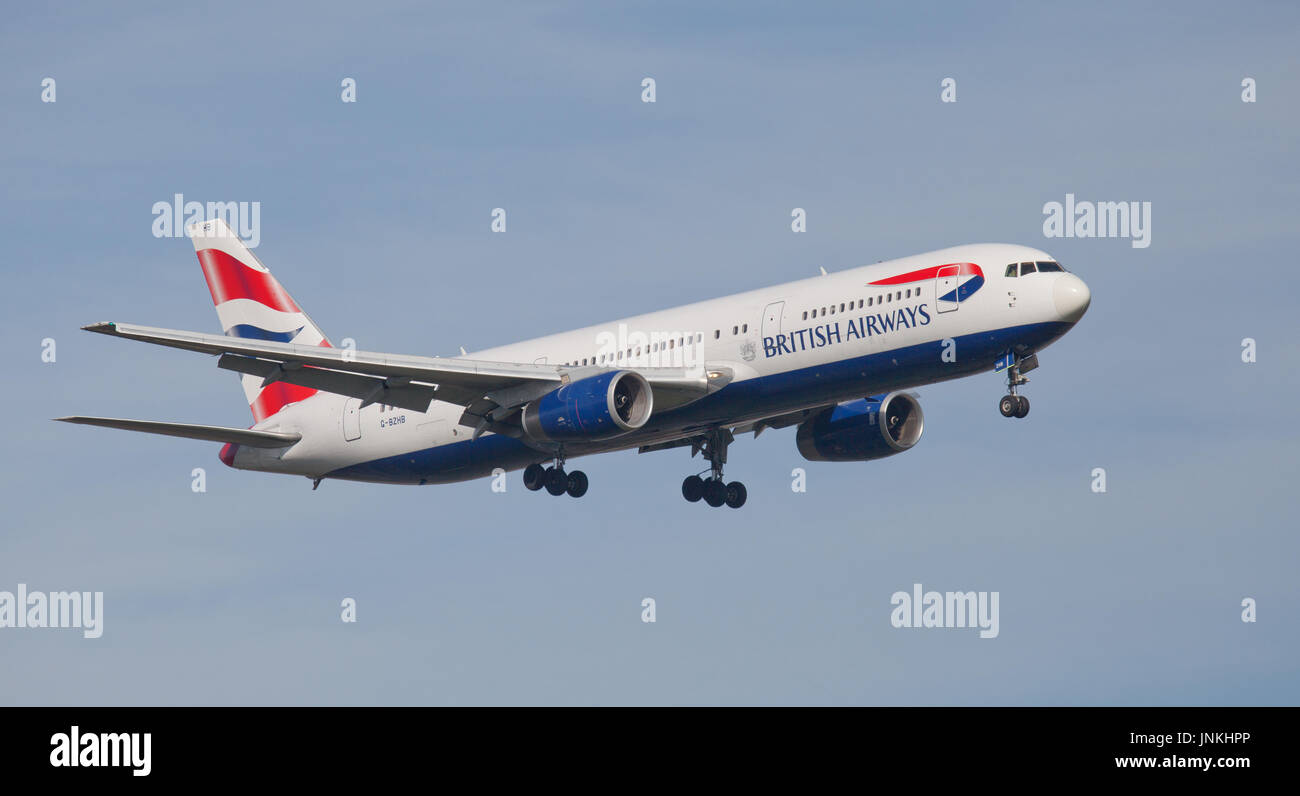 British Airways Boeing 767 G-BZHB sull approccio finale all aeroporto di Heathrow LHR Foto Stock