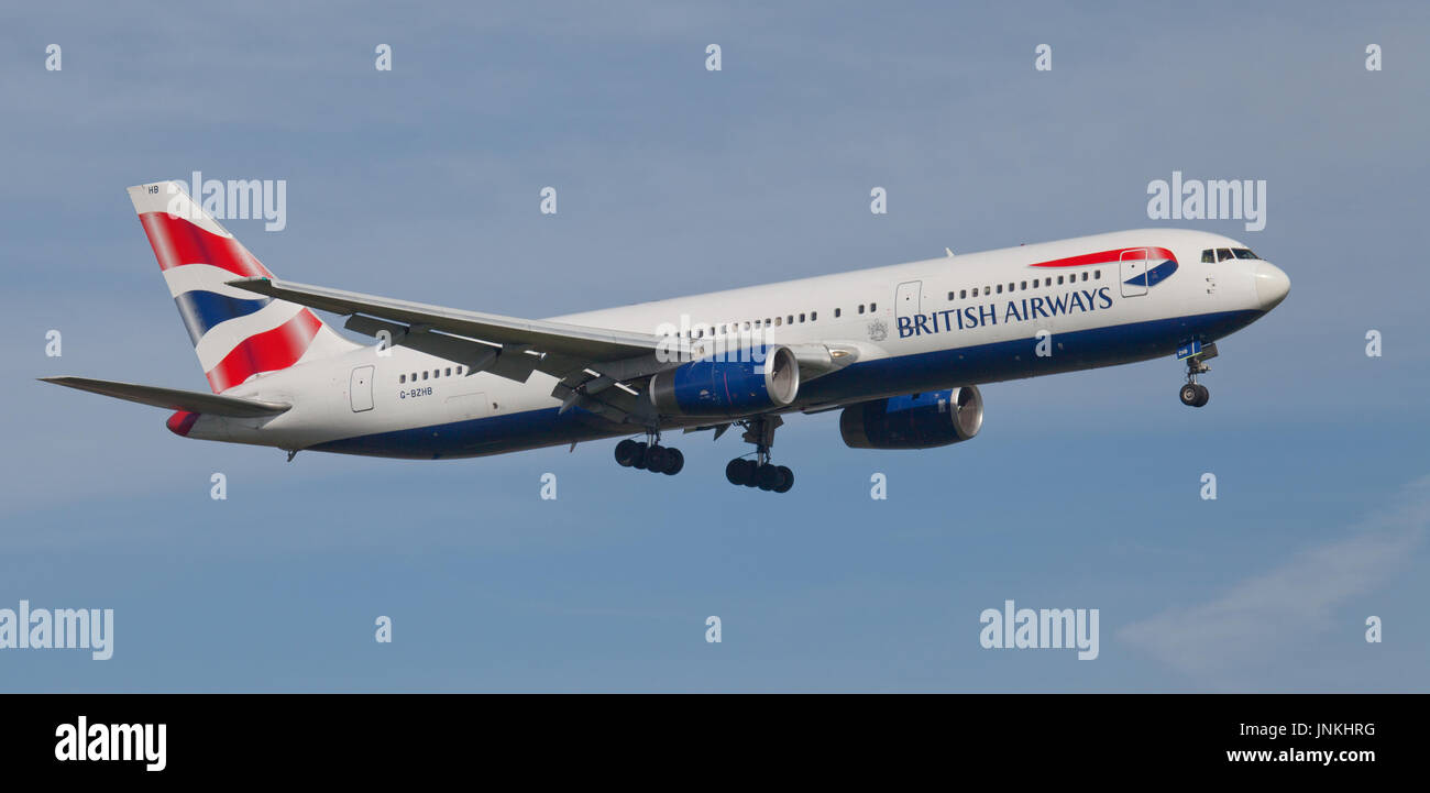 British Airways Boeing 767 G-BZHB sull approccio finale all aeroporto di Heathrow LHR Foto Stock