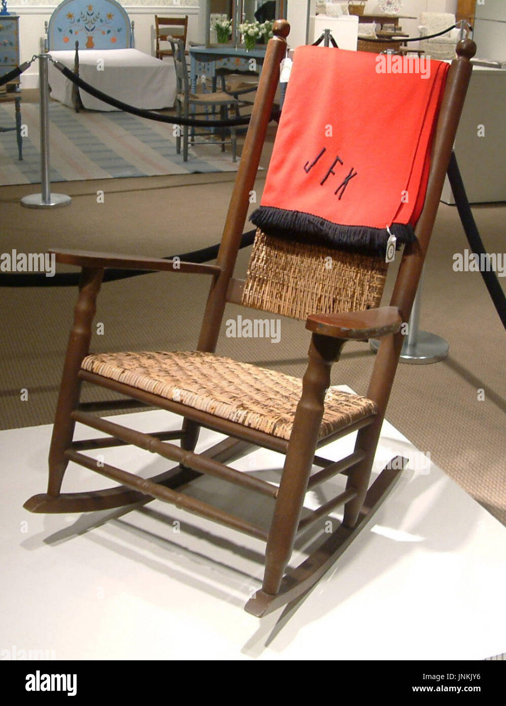 NEW YORK, Stati Uniti - una sedia a dondolo usato dal compianto U.S. Il  presidente John F. Kennedy ottiene 96.000 dollari a Sotherbey asta a New  York il 15 febbraio. (Kyodo Foto stock - Alamy