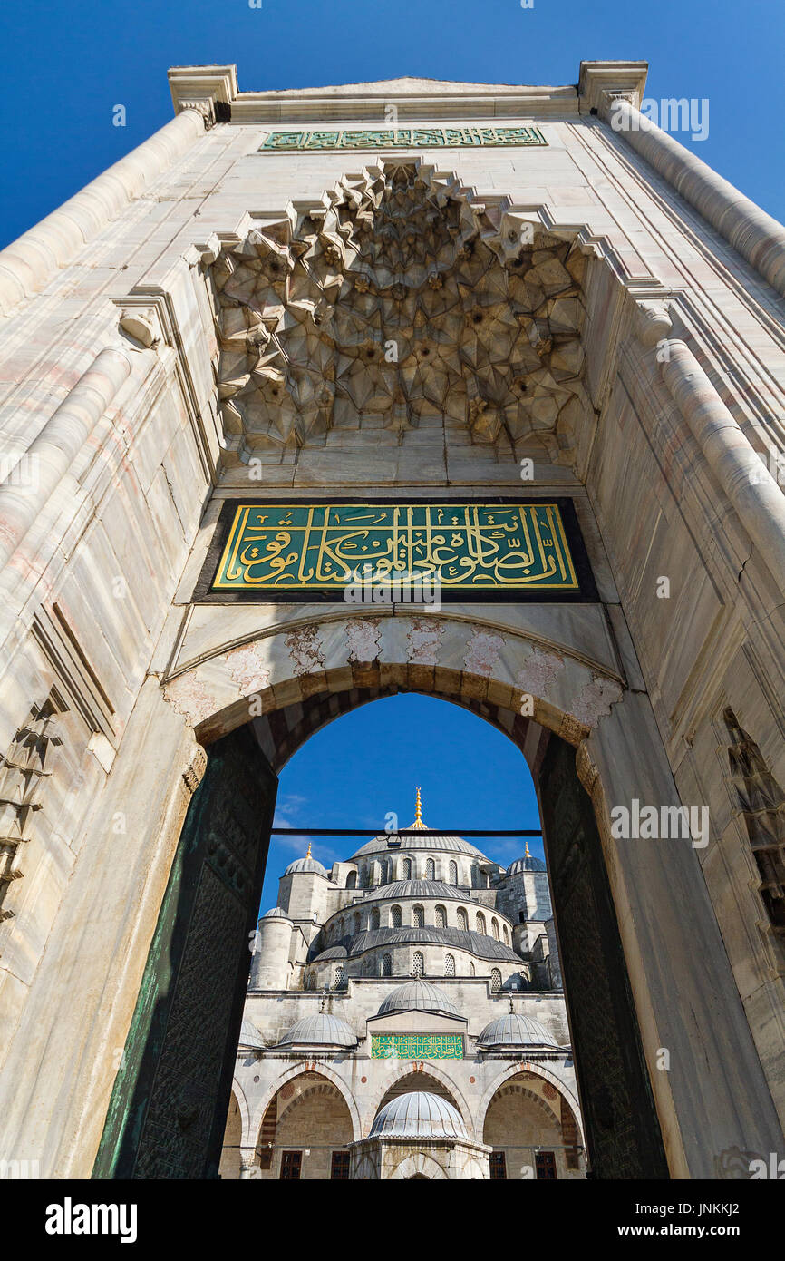 Vista sulla Moschea Blu attraverso archi, Istanbul, Turchia Foto Stock