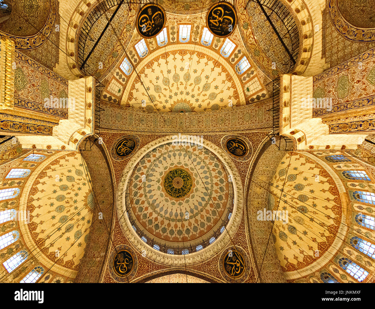 Le cupole della Nuova Moschea anche noto come Yeni Cami, dall'interno, Istanbul, Turchia. Foto Stock