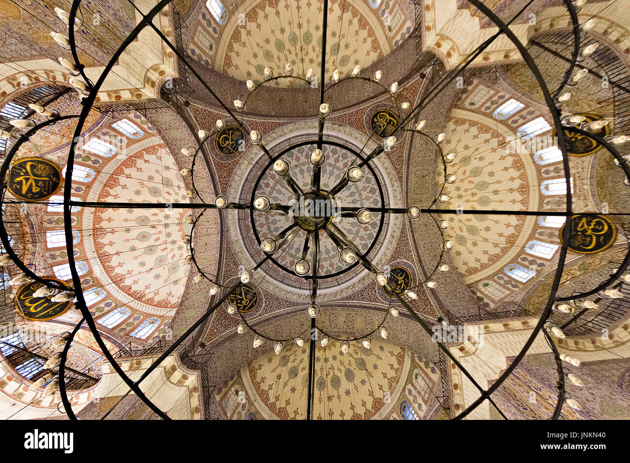 Le cupole della Nuova Moschea anche noto come Yeni Cami, dall'interno, Istanbul, Turchia. Foto Stock
