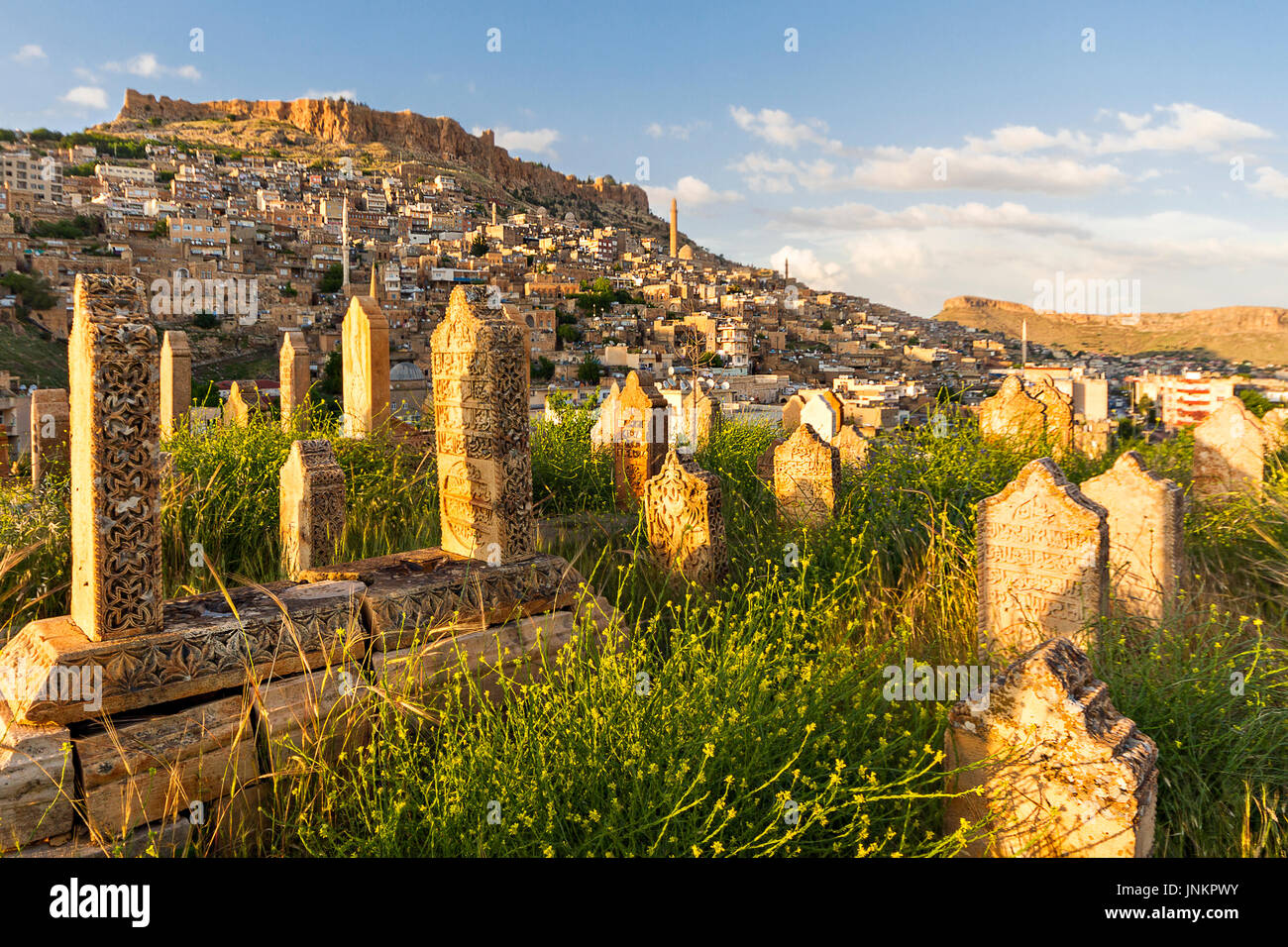Vista sulla città di Mardin attraverso un vecchio cimitero, Turchia. Foto Stock