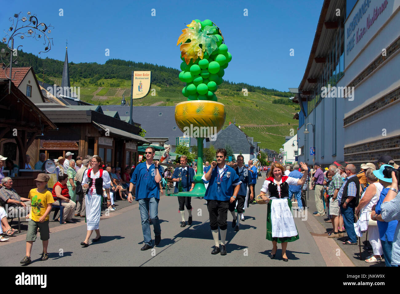 Trachtengruppe beim internationalen Trachtenfest in Kröv Mosel, Mittelmosel Renania-Palatinato, Deutschland, Europa | festival internazionale con tradi Foto Stock