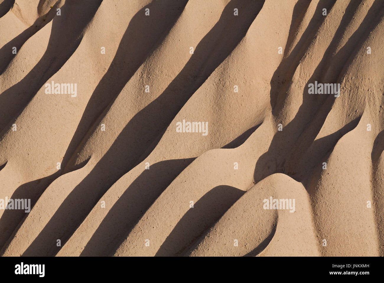 Ceneri vulcaniche formazioni guardando come dune di sabbia in Cappadocia, Turchia. Foto Stock