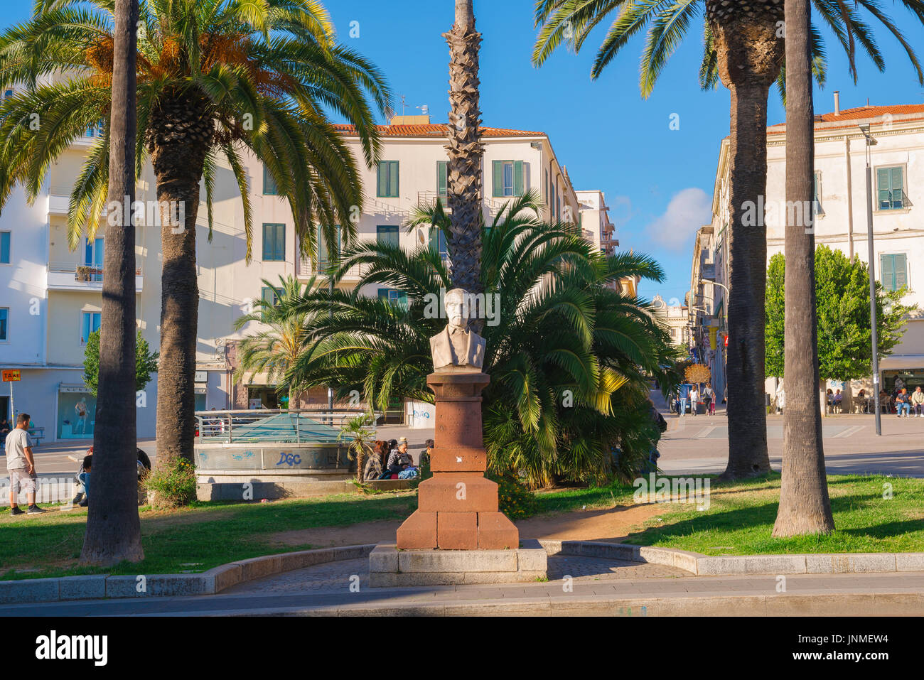 Sassari piazza Sardegna, vista della statua di Giuseppe Mazzini situata nell'Elicicolo Garibaldi nel centro di Sassari, Sardegna. Foto Stock