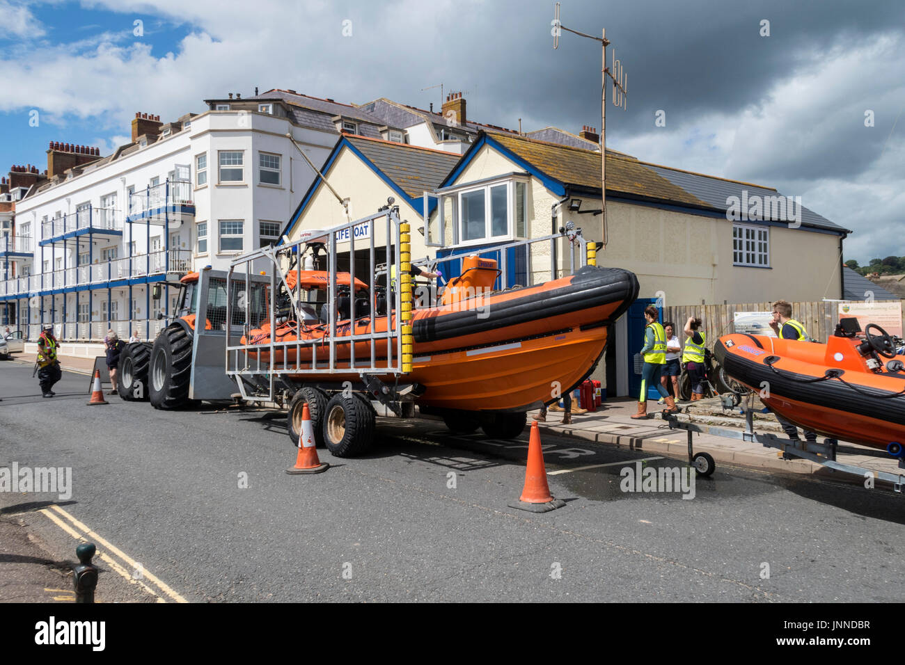 Sidmouth scialuppa di salvataggio equipaggio ritorno alla base dopo un esercizio di formazione. La città di salvataggio è non supportato dal RNLI, ma donazioni locali. Foto Stock