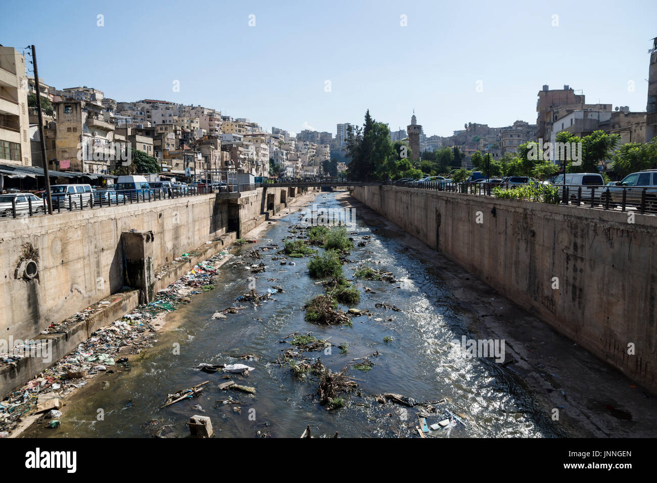 Fiume con cestino per le strade di Tripoli, Libano Foto Stock