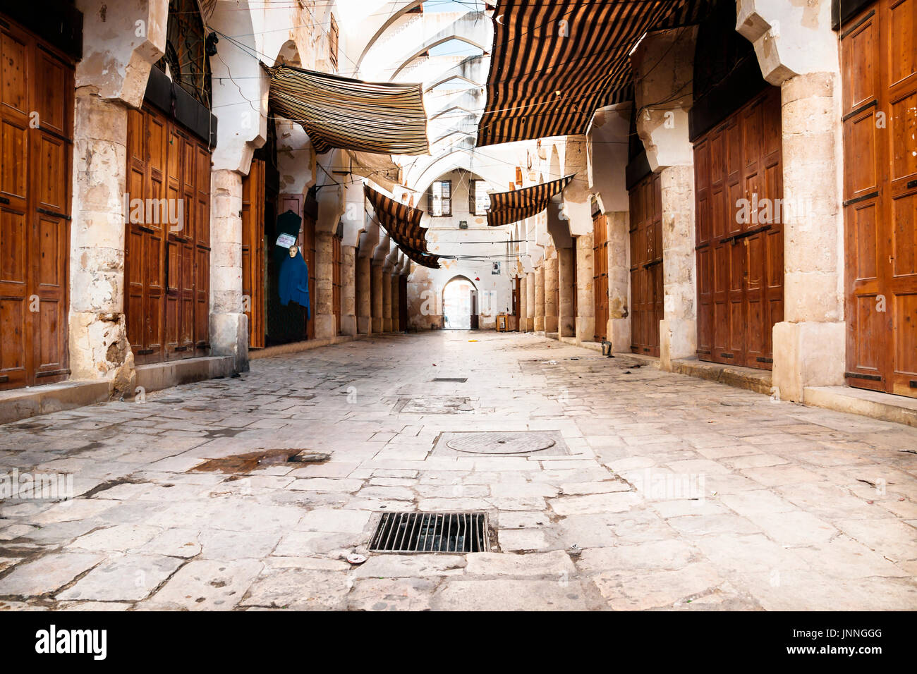 Souk tradizionali street con tetto a Tripoli in Libano Foto Stock