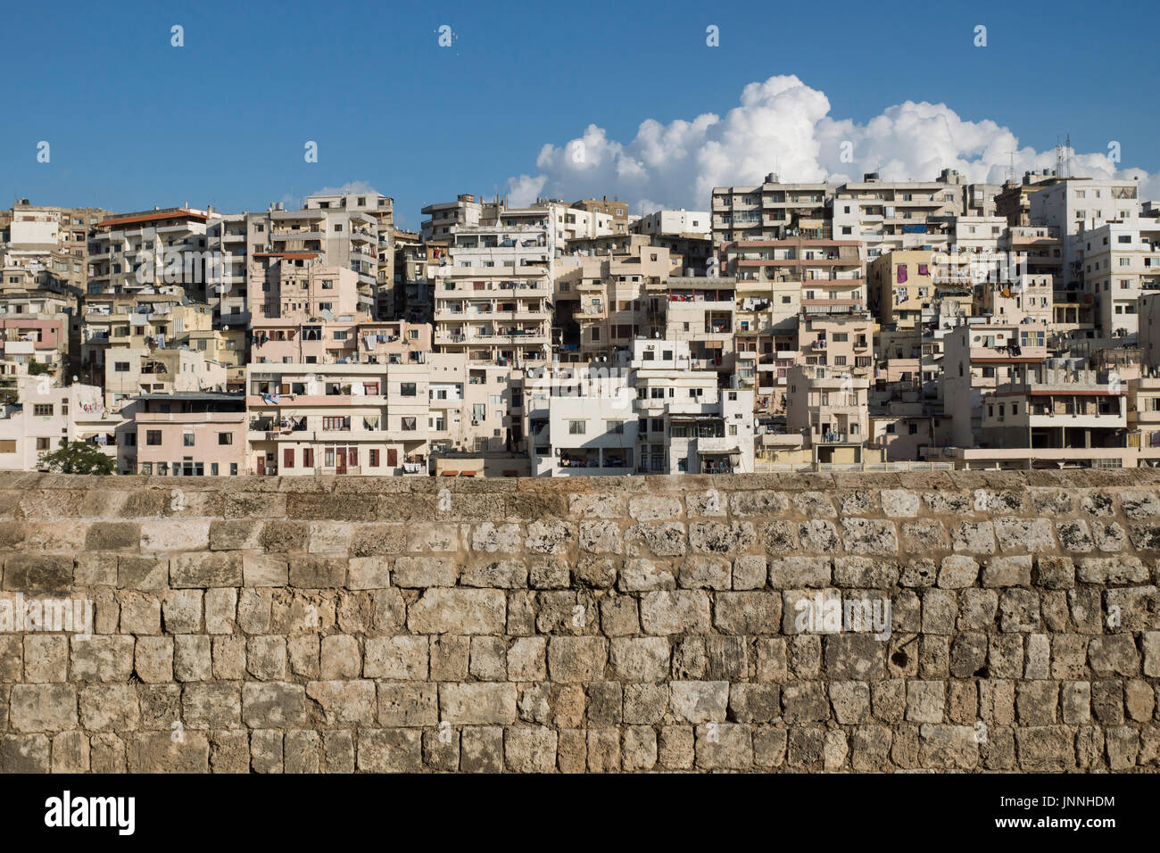 Vista la baraccopoli dalla cittadella di Raymond de Saint-Gilles con il cloud, Tripoli, Libano Foto Stock