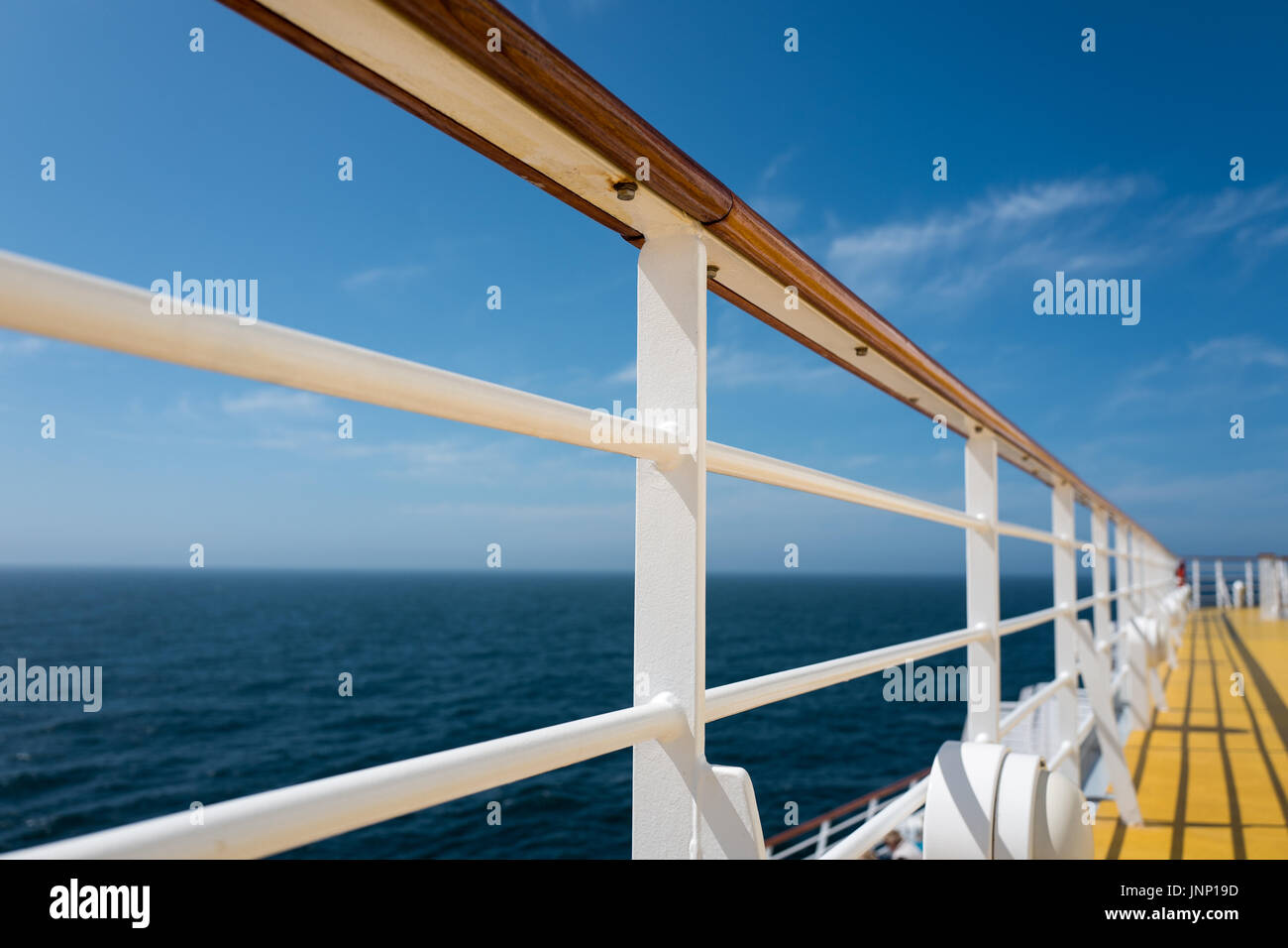 Ringhiera a bordo di una nave da crociera Foto Stock