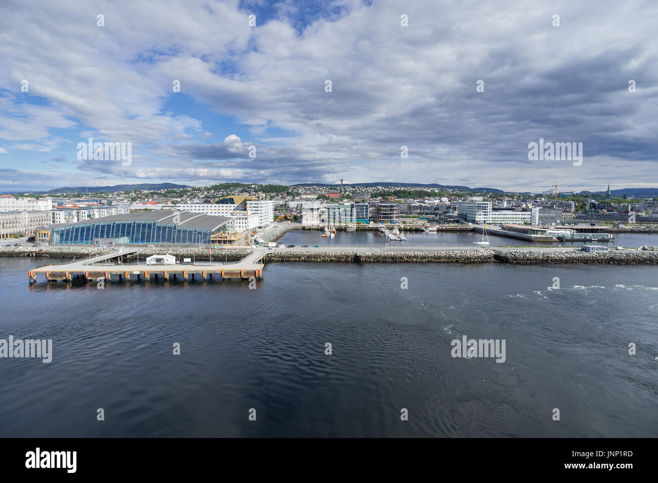 Vista dal mare di Trondheim, Norvegia con la crociera Pier 68 Foto Stock