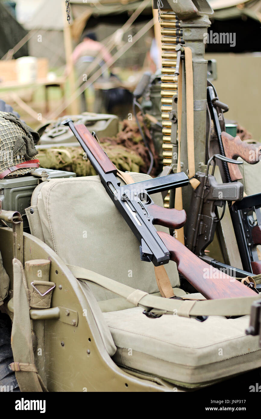 Thompson sub-machine gun, su willy jeep sedile. Foto Stock