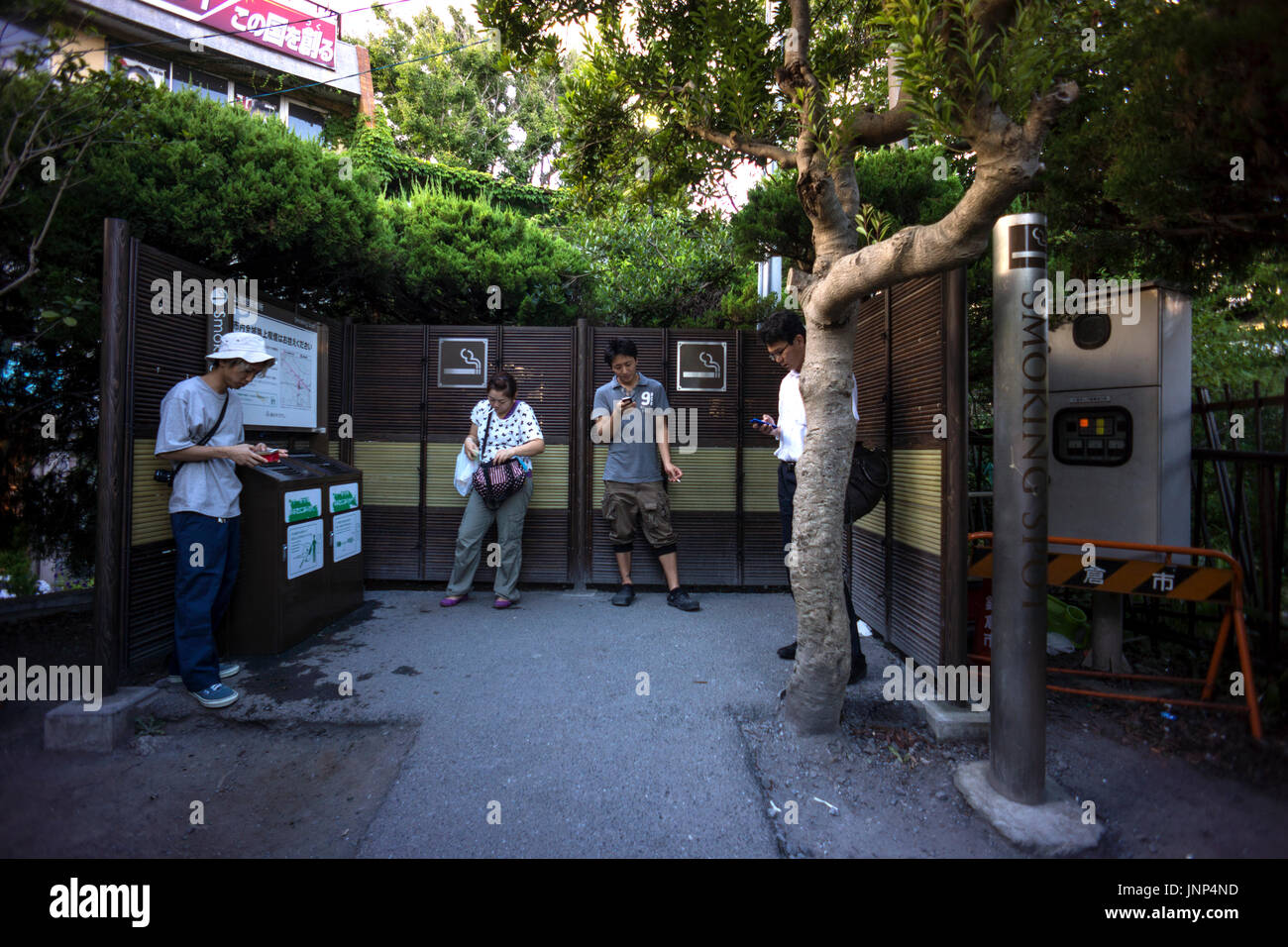 Tokio, Giappone Agosto 8, 2014: i fumatori ad un pubblico di fumare spot. Fumatori strutture sono state istituite in diversi settori come risultato dell'antismoking tr Foto Stock