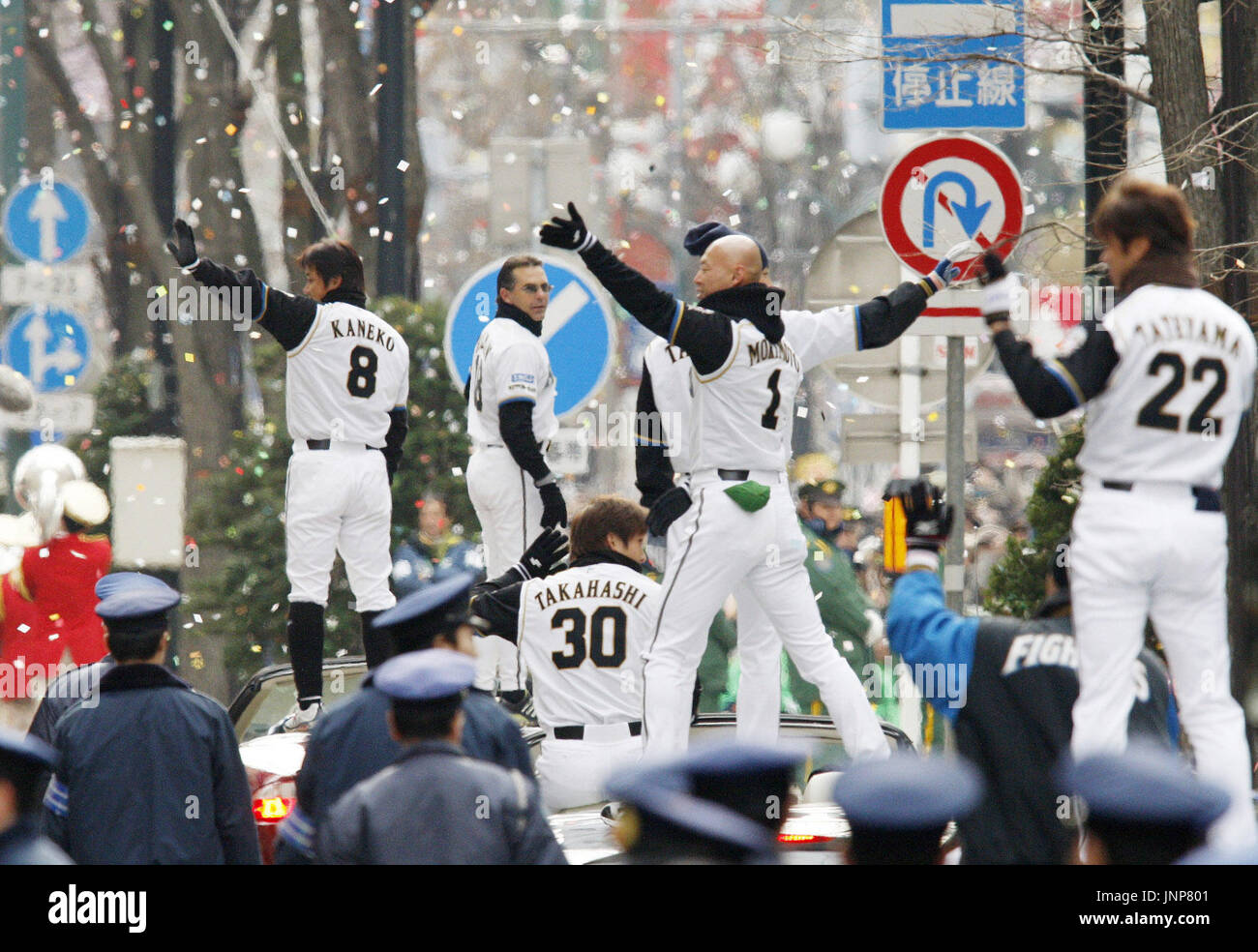 SAPPORO, Giappone - Trey Hillman (2a da L), ex manager di Nippon Ham Fighters, e la squadra di giocatori appassionati di riconoscere durante una parata di Sapporo su nov. 24 commemorando i combattenti' la vittoria nella Pacific League pennant per la stagione di quest'anno. (Kyodo) Foto Stock
