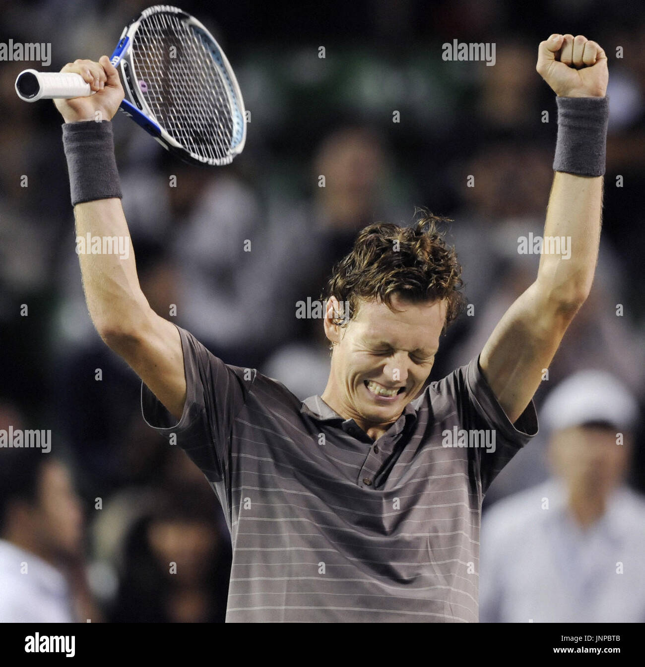 TOKYO, Giappone - Tomas BERDYCH della Repubblica ceca celebra dopo aver battuto seconda-seme e ex mondo No. 1 Andy Roddick degli Stati Uniti nella loro semifinale partita presso il Japan Open tennis torneo di tennis Ariake Forest Park a Tokyo il 4 ottobre. Berdych ha vinto 6-7, 7-5, 7-6 per avanzare alla finale. (Kyodo) Foto Stock