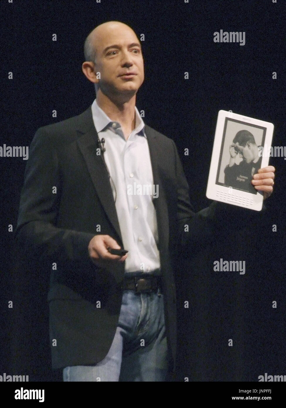 NEW YORK, Stati Uniti - CEO di Amazon.com di Jeff Bezos detiene il nuovo  Kindle DX lettore elettronico durante una conferenza stampa a New York il 6  maggio. Il nuovo dispositivo, il