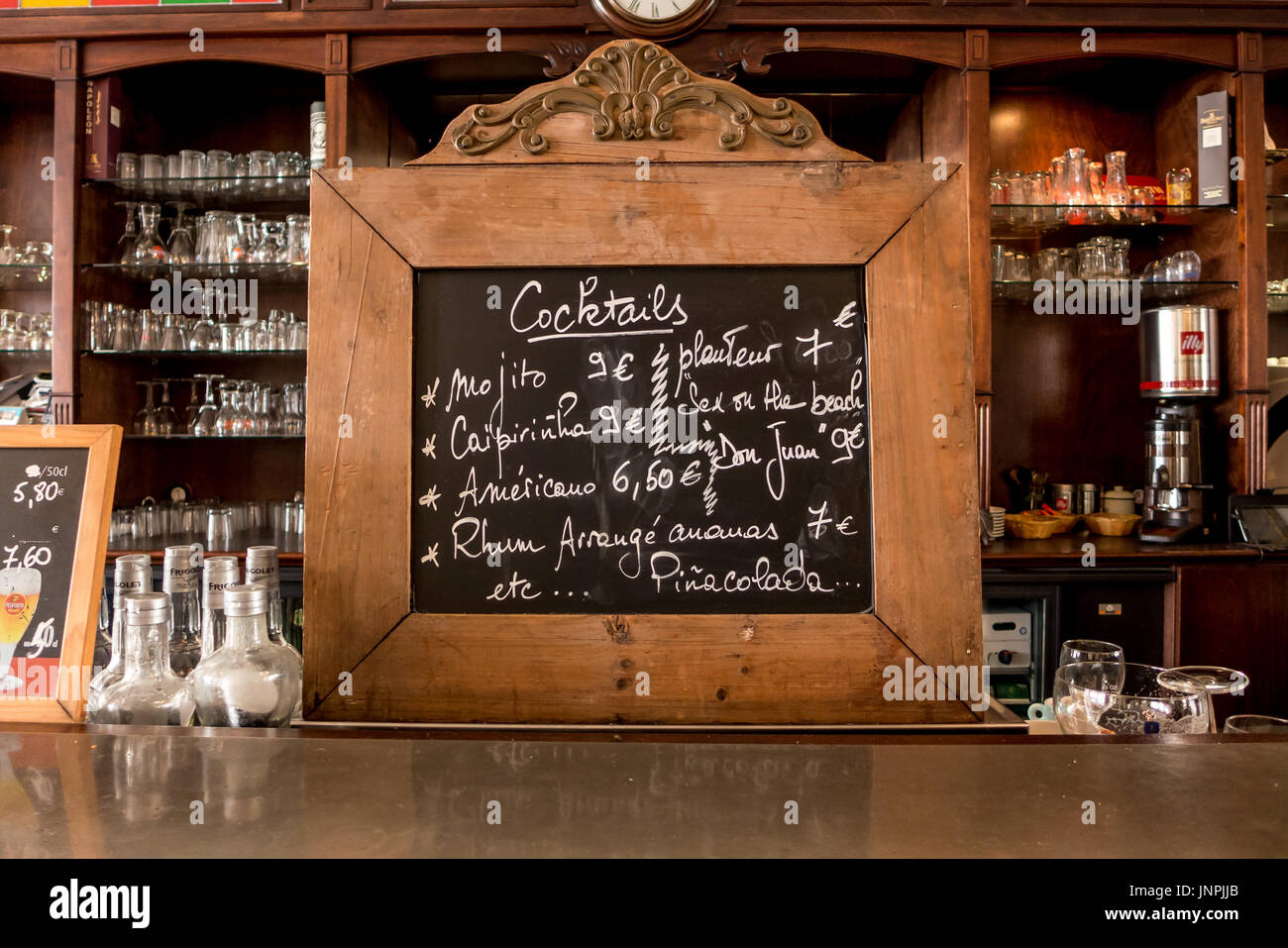 Un segno di visualizzazione scelte di cocktail in un bar di Imperia, Francia Foto Stock