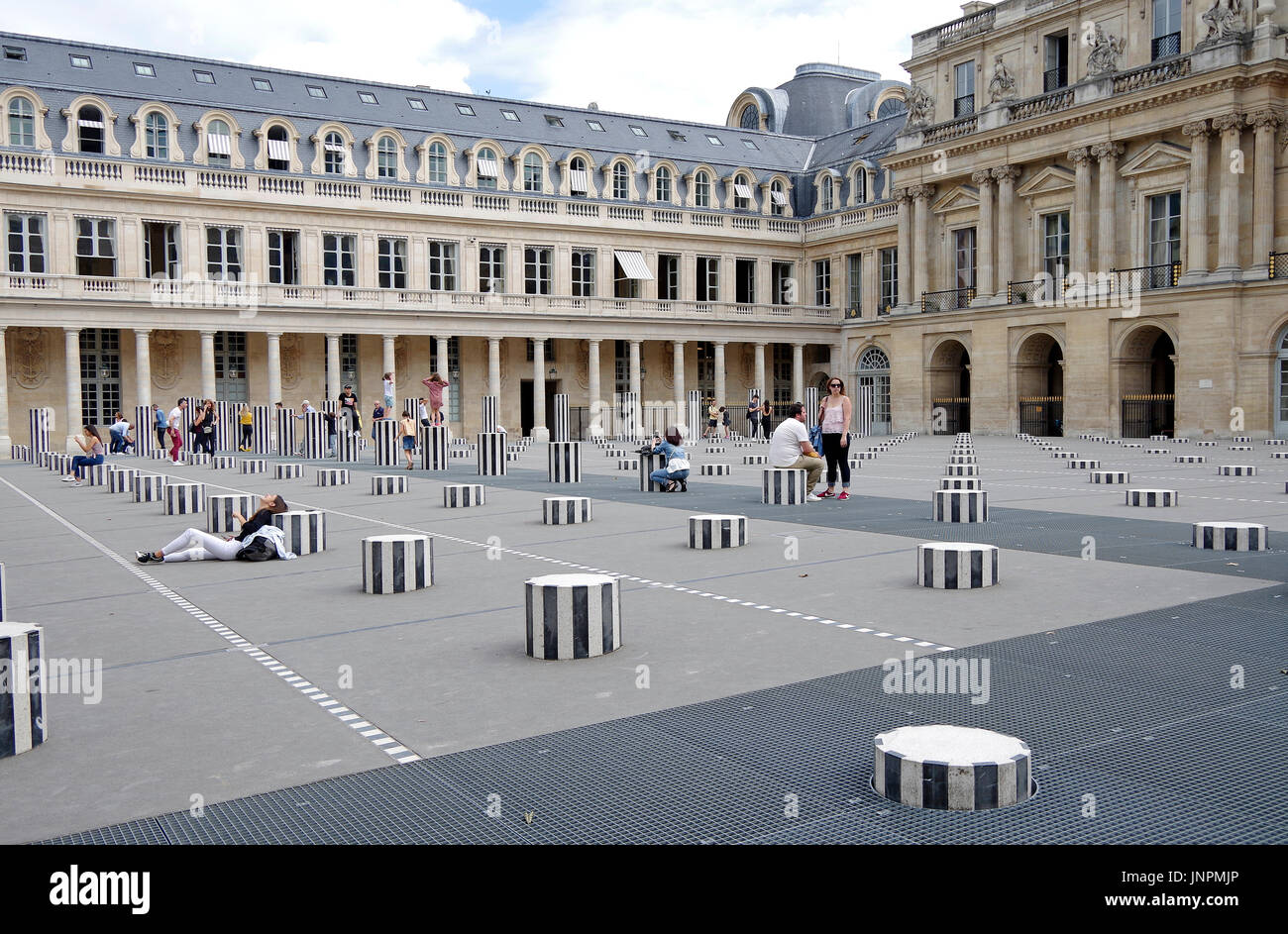 Parigi, Francia, Palais Royal, Cour d'Honneur, doppio colonnato, Daniel Buren's Les Deux Plateaux, controverso scultura, bambini che giocano. Foto Stock