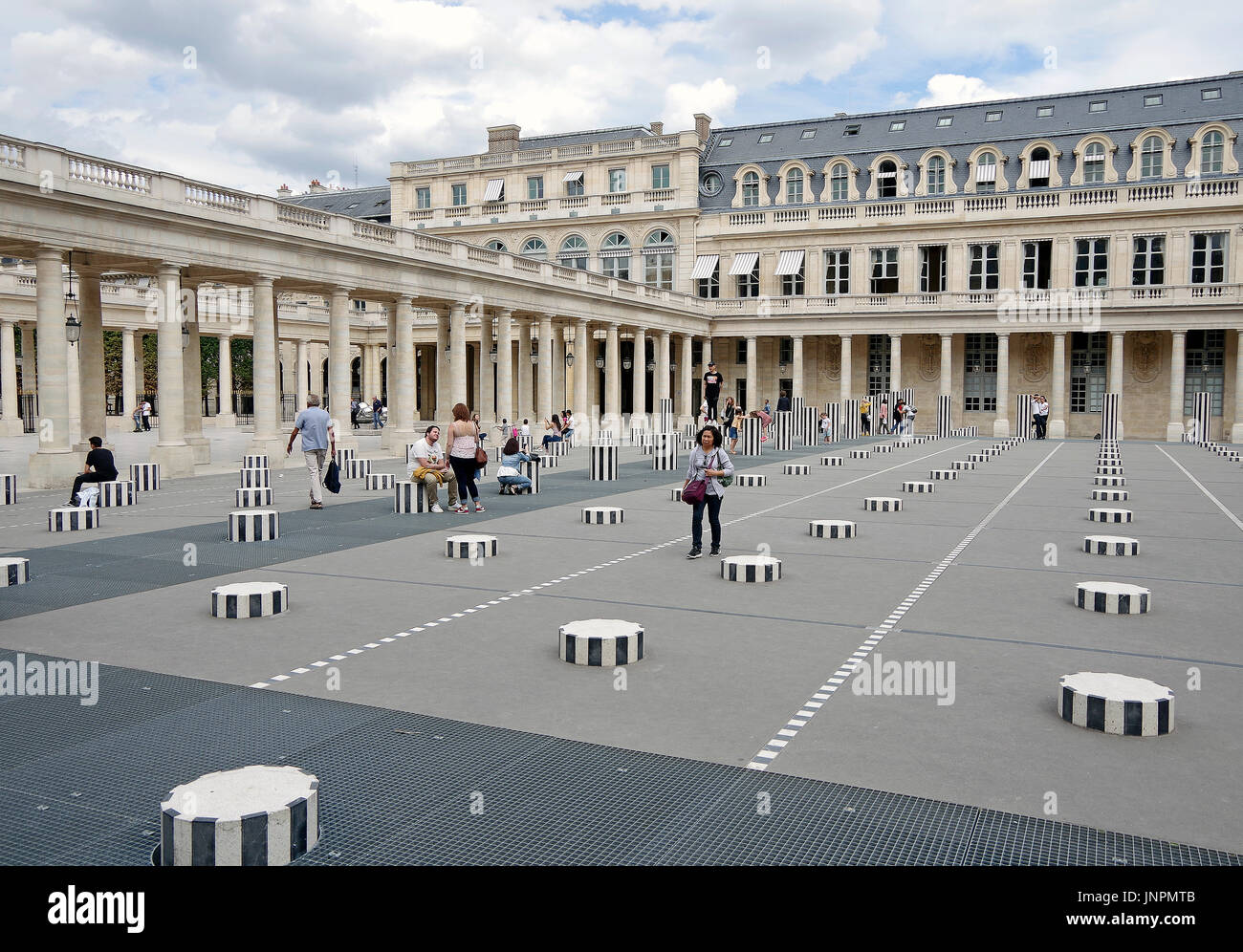 Parigi, Francia, Palais Royal, Cour d'Honneur, doppio colonnato, Daniel Buren's Les Deux Plateaux, controverso scultura, bambini che giocano. Foto Stock