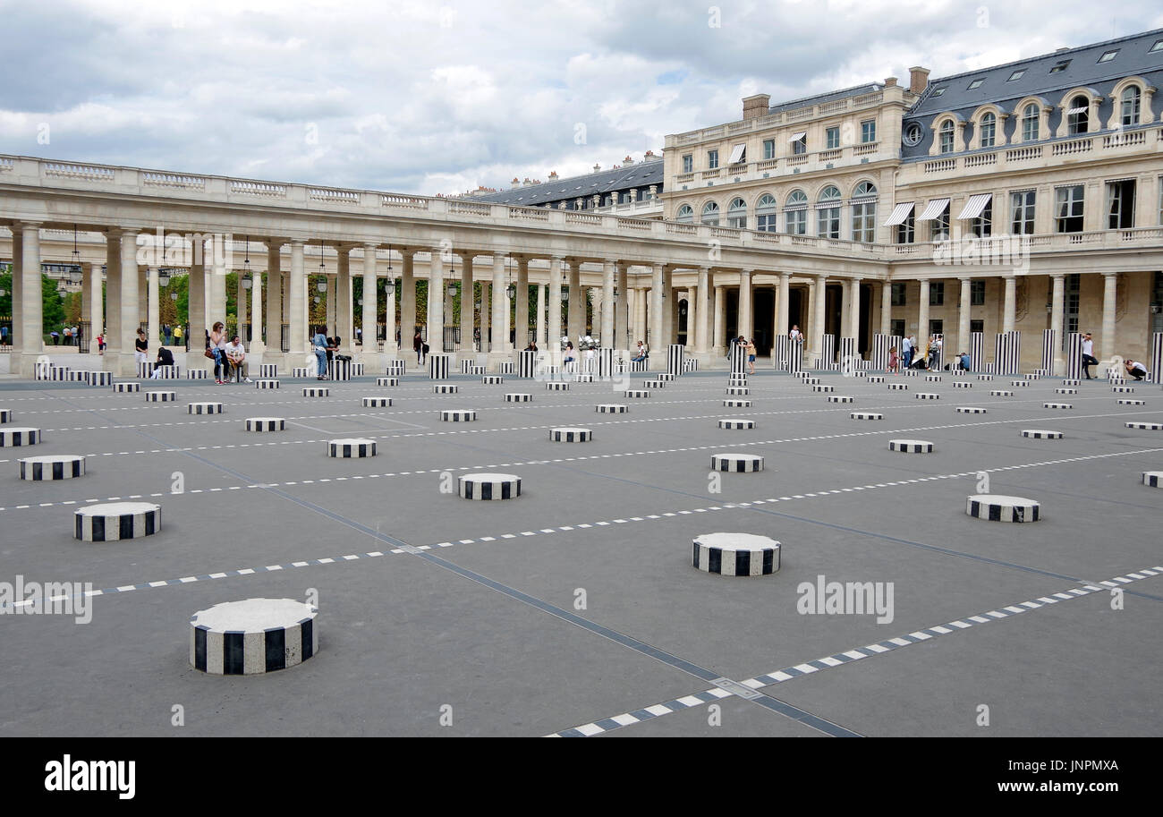 Parigi, Francia, Palais Royal, Cour d'Honneur, doppio colonnato, Daniel Buren's Les Deux Plateaux, controverso scultura, bambini che giocano. Foto Stock