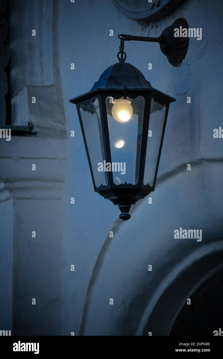 Una strada lampada illumina il buio e il freddo di notte a Mosca, Russia Foto Stock