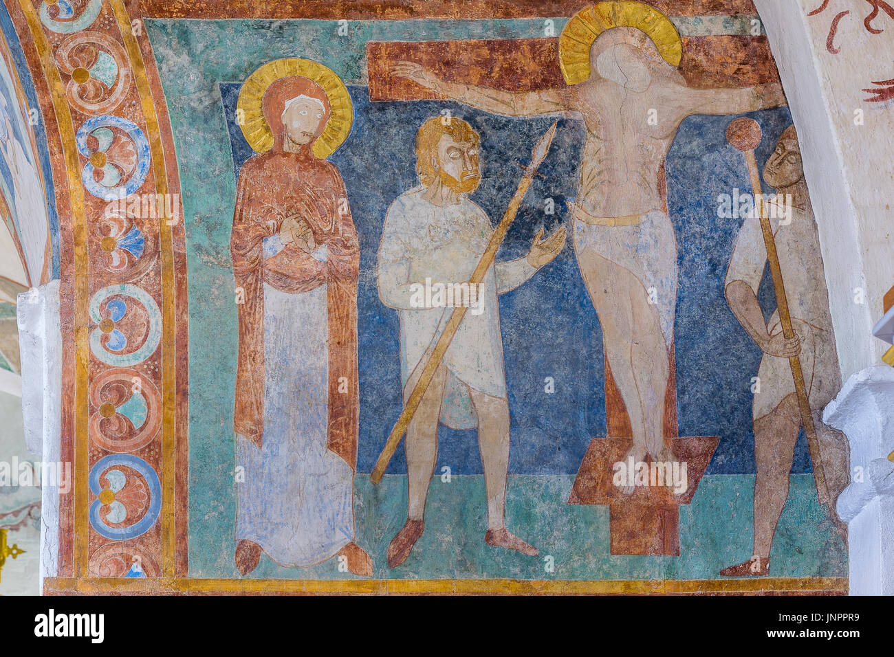 La crocifissione, un medievale affresco romanico in blu, Jorlunde chiesa, Danimarca, 24 Luglio 2017 Foto Stock