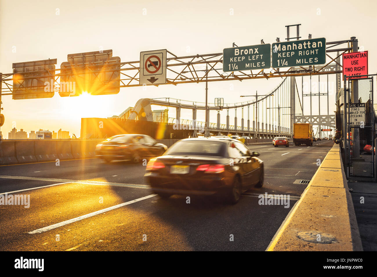 Il traffico sul Ponte Triborough, Robert F. Kennedy bridge in New York City Foto Stock