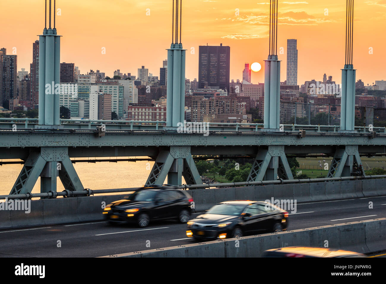 Il traffico sul Ponte Triborough, Robert F. Kennedy bridge in New York City al tramonto Foto Stock