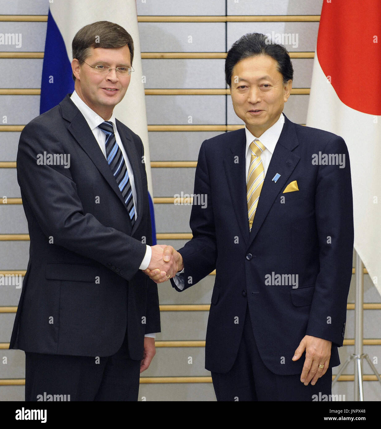 TOKYO, Giappone - La visita del Primo Ministro olandese Jan Peter Balkenende (L) e il Primo Ministro giapponese Yukio Hatoyama agitare le mani all'ufficio del Primo ministro a Tokyo il 26 ottobre 2009, prima che i loro colloqui. (Kyodo) Foto Stock