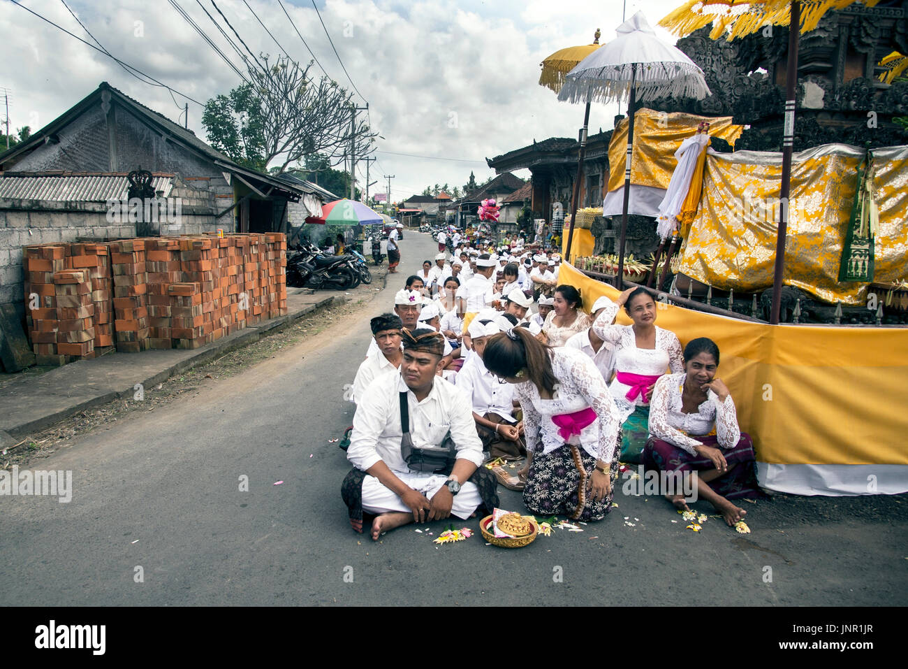 Bali, Indonesia - Luglio 04, 2017 Il tradizionale design Balinese persone in attesa sulla strada da seduta per la religione evento. Foto Stock