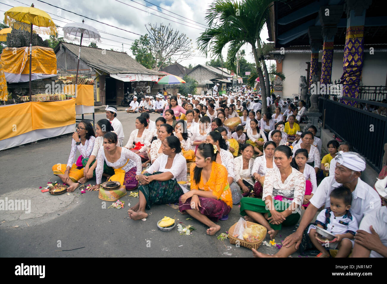 Bali, Indonesia - Luglio 04, 2017 Il tradizionale design Balinese persone in attesa sulla strada da seduta per la religione evento. Foto Stock