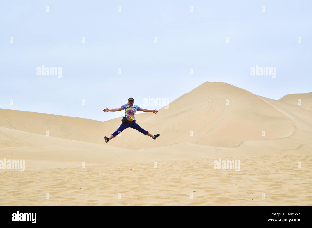 L'uomo godendo il deserto Foto Stock