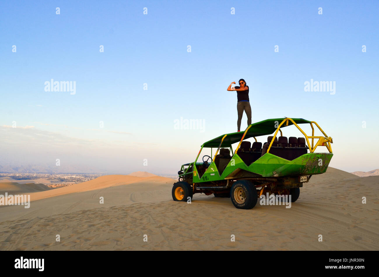 Donna godendo il deserto Foto Stock