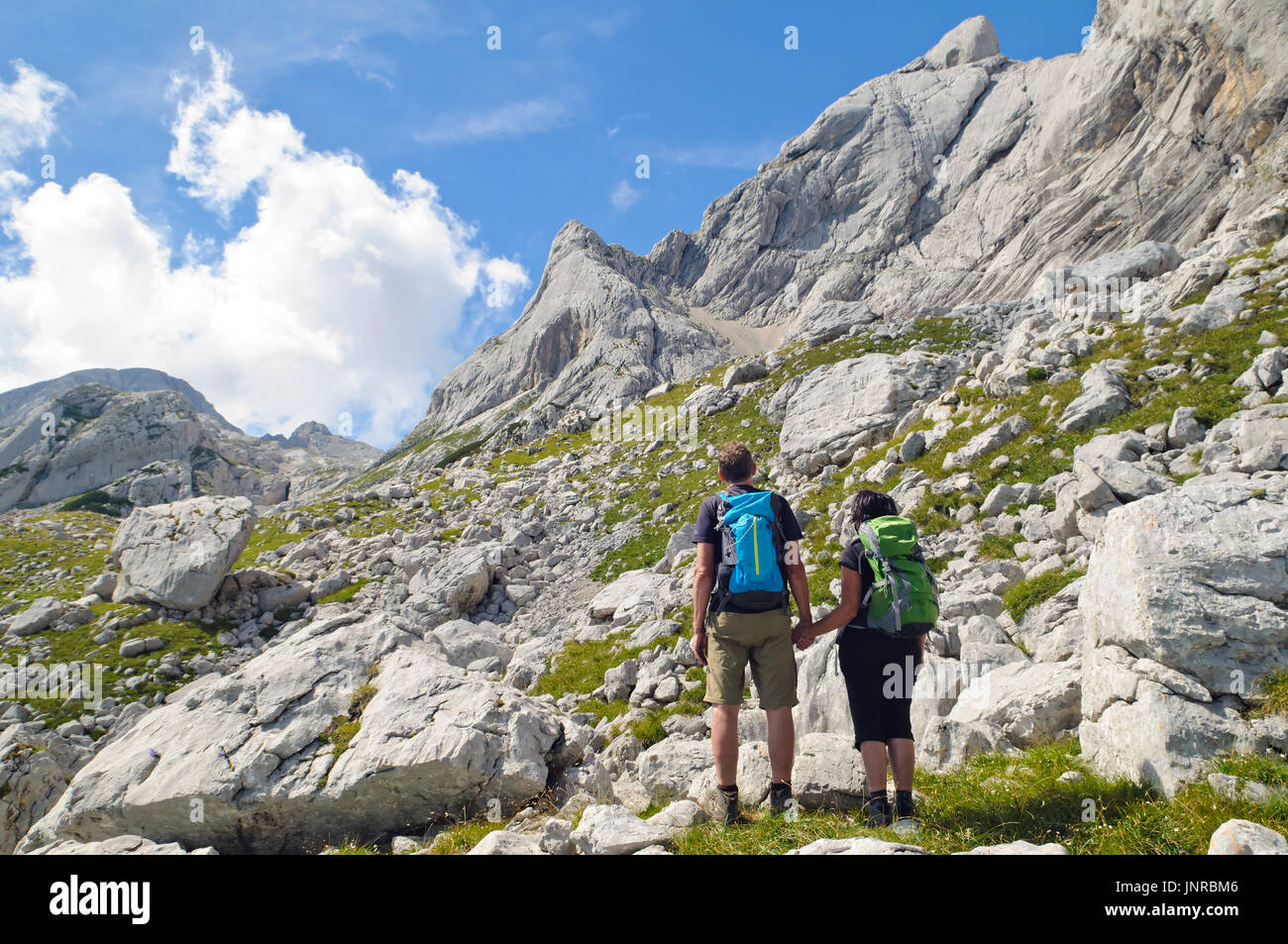 Felice coppia senior azienda ogni bracci e guardando le visualizzazioni in montagna. Foto Stock
