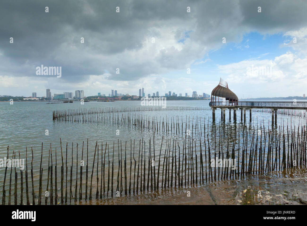 Johore Baru costa come si vede guardando a Nord da Singapore Sungei Buloh Wetland Reserve. Foto Stock