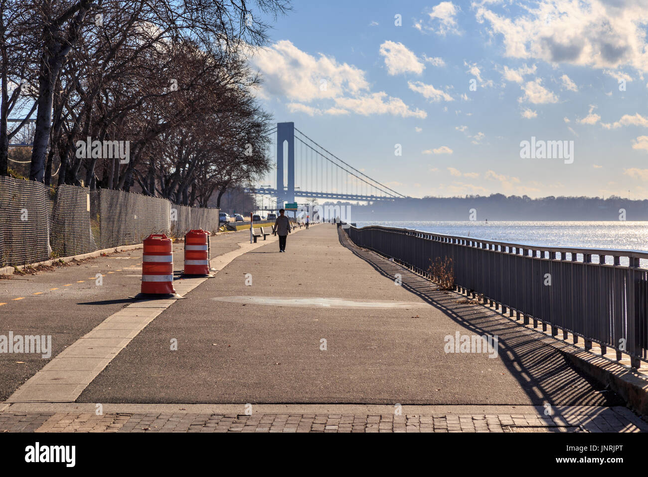 Bay Ridge waterfront con il Verrazano Bridge in background in Brooklyn, New York, NY, STATI UNITI D'AMERICA PER L'autunno 2014. Foto Stock