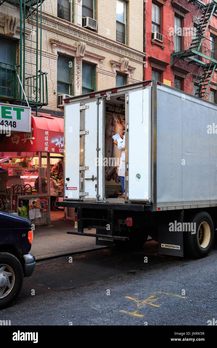 Scorcio interno di una consegna di carne carrello per le strade di Chinatown Manhattan, Lower East Side di New York, NY, Stati Uniti d'America nel 2014. Foto Stock