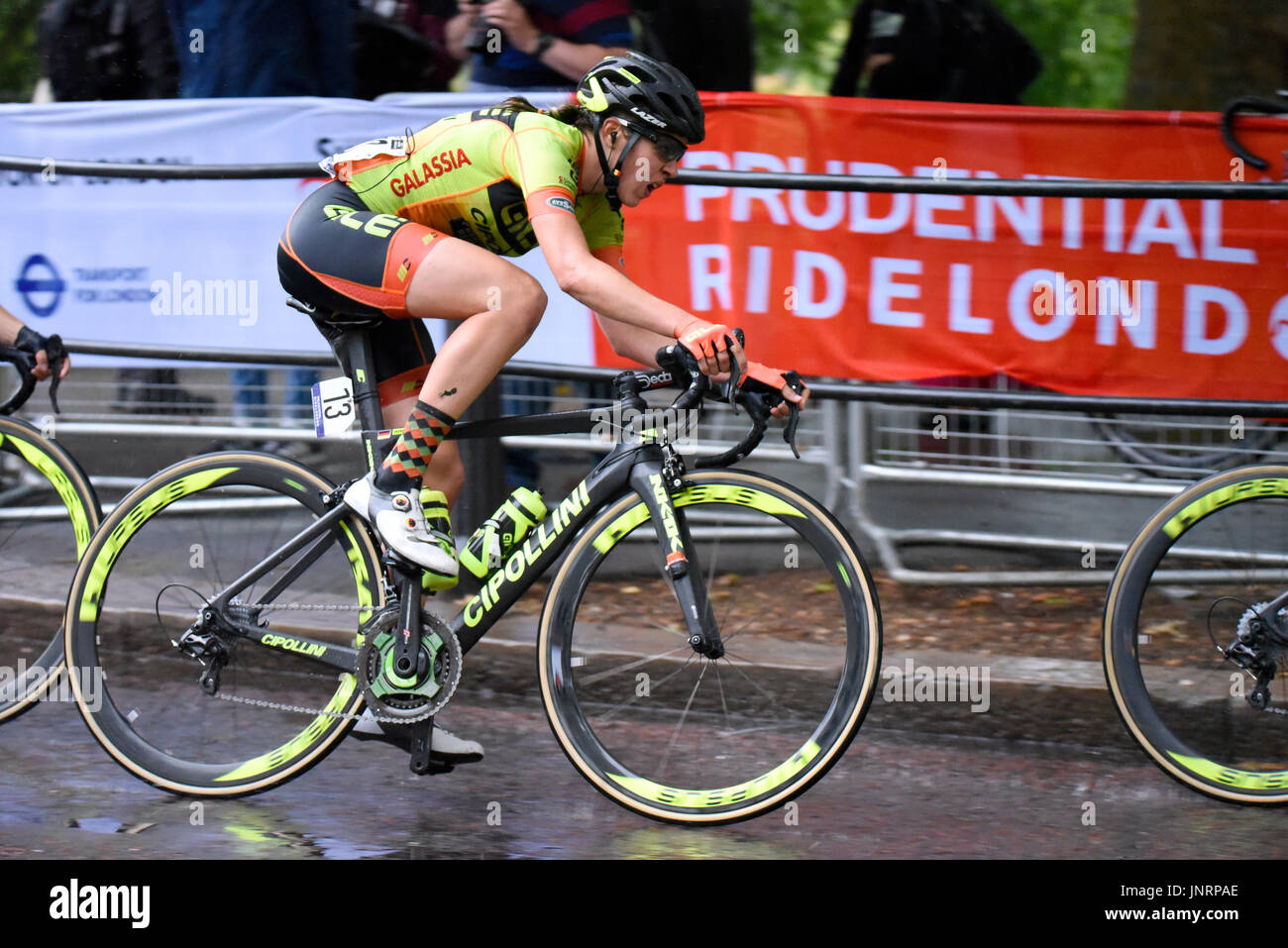 Romy Kasper Racing in Classique UCI World Tour gara ciclistica femminile  Londra. Parte dell'evento Ride London in bicicletta intorno al St. James's  Park, Regno Unito Foto stock - Alamy
