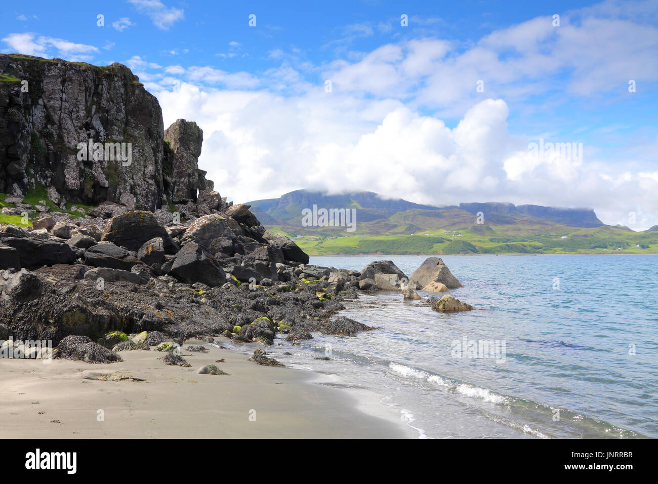 Guardando verso il Quirang da Staffin beach, sull'Isola di Skye in Scozia Foto Stock