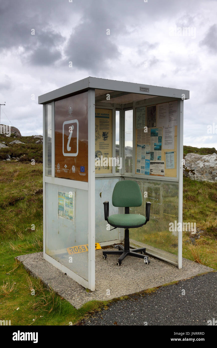 Punto di Informazioni Turistiche casualmente posizionati in corrispondenza di strada a sud di Tarbert di Isle of Harris e Lewis, Scozia Foto Stock